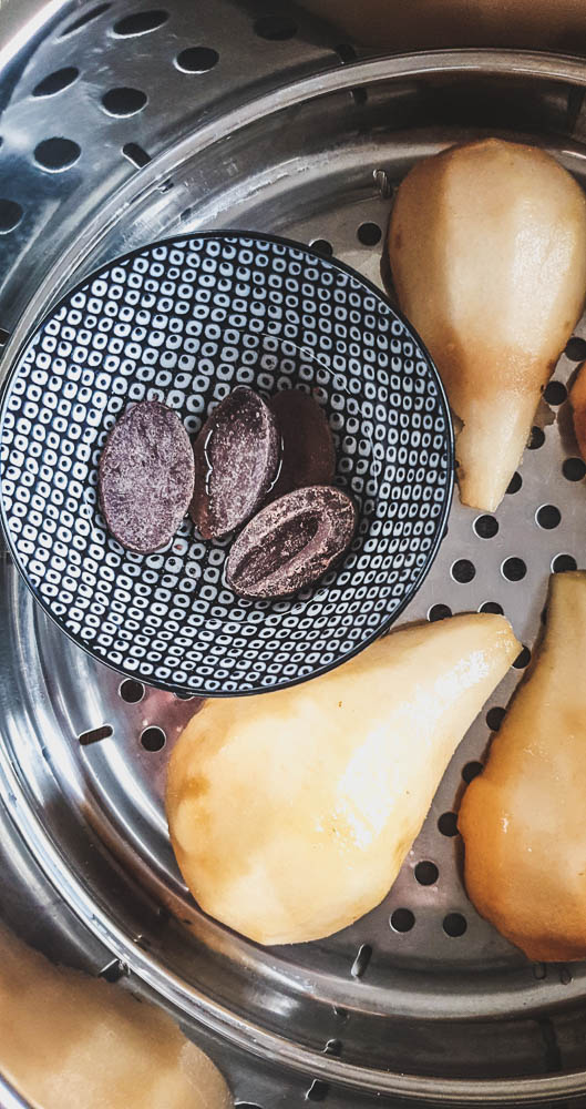 Poires à la vapeur de fleurs d'hibiscus et sauce chocolat noir (30